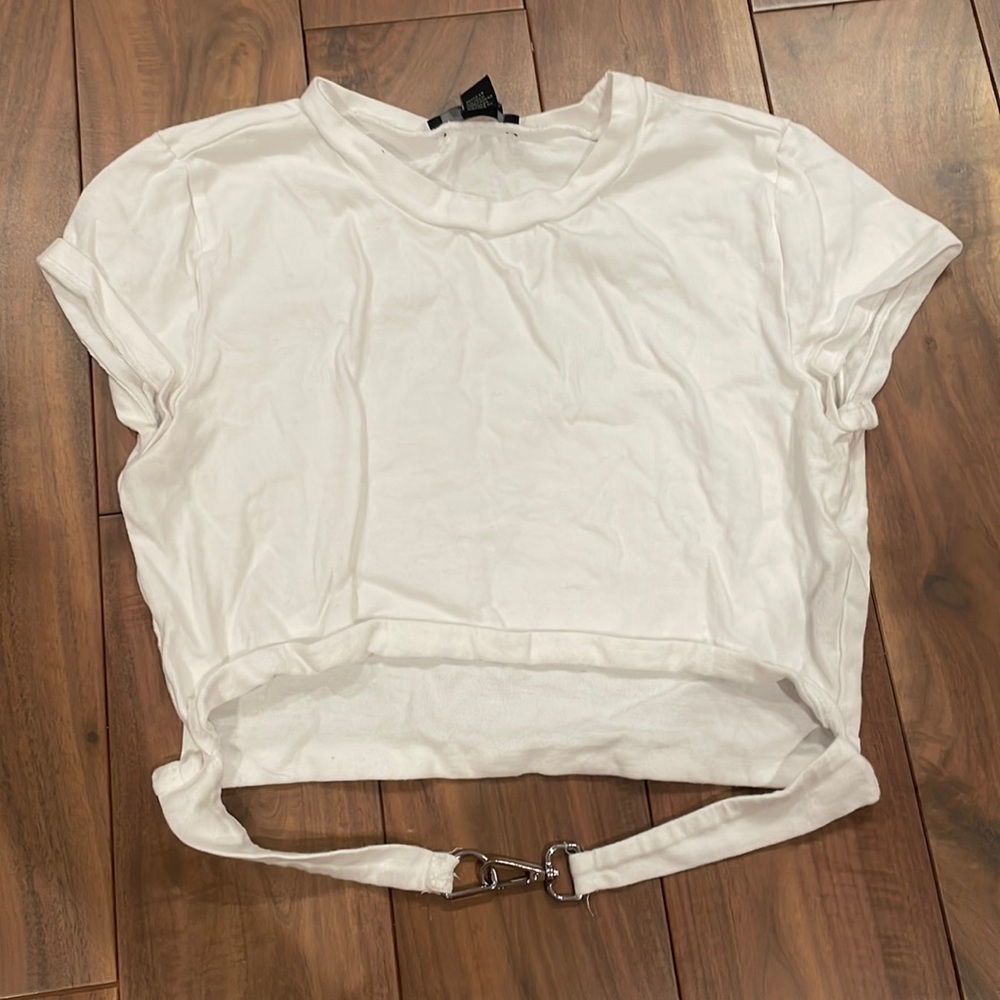 Small crop top with chain